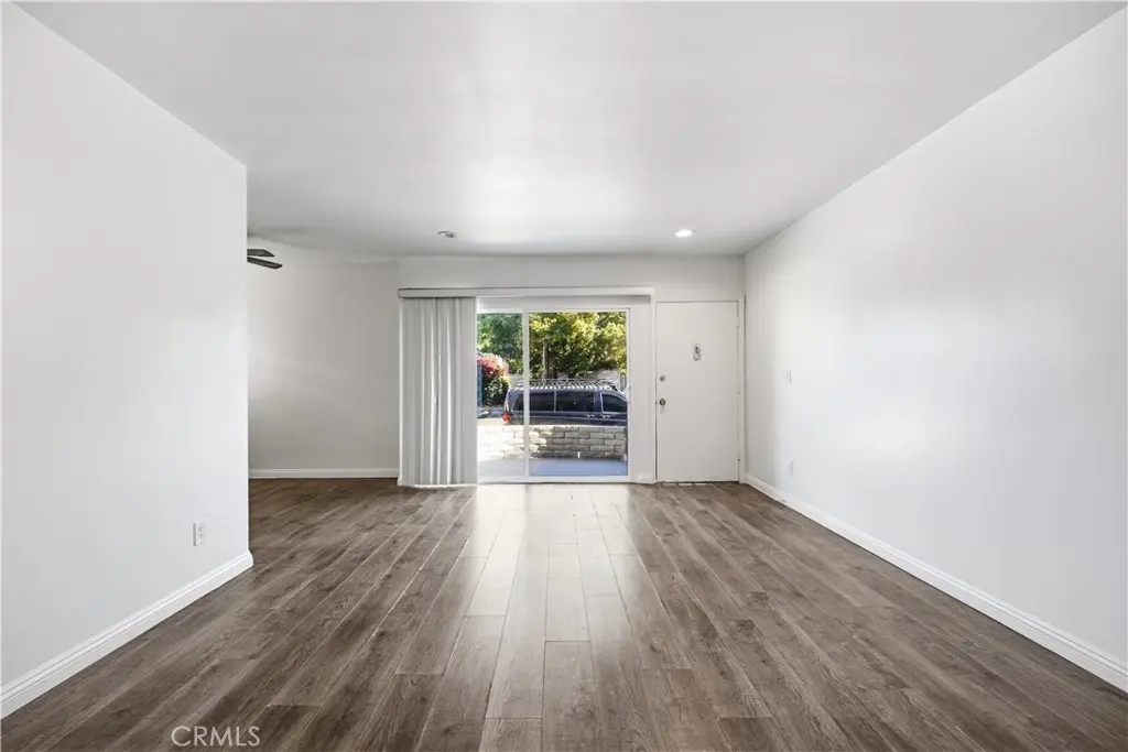 Residential Lease for rent at 10715 Moorpark Street 1, Los Angeles, Los Angeles County, CA featuring 1 bed and 1 bath