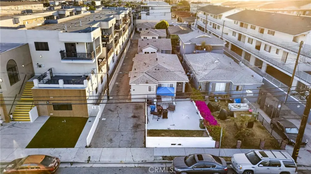 Residential Lease for rent at 13717 1/2 Yukon Avenue 2, Hawthorne, Los Angeles County, CA featuring 2 beds and 1 bath