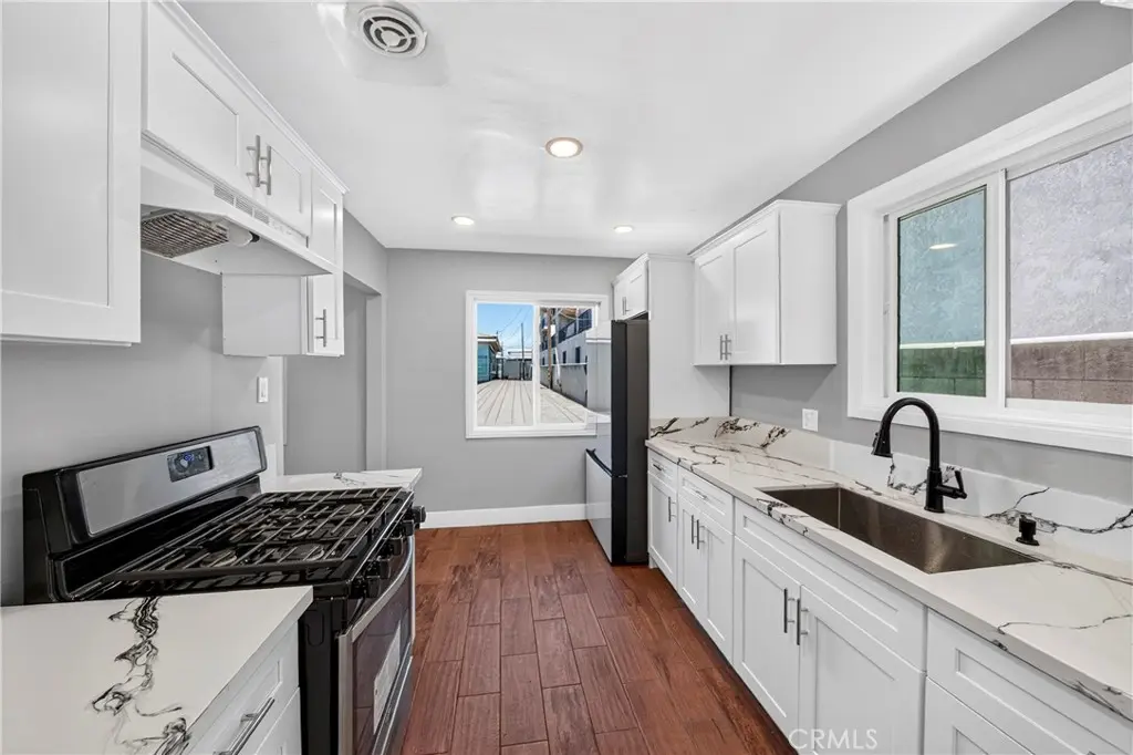 Residential Lease for rent at 13719 1/2 Yukon Avenue 4, Hawthorne, Los Angeles County, CA featuring 2 beds and 1 bath