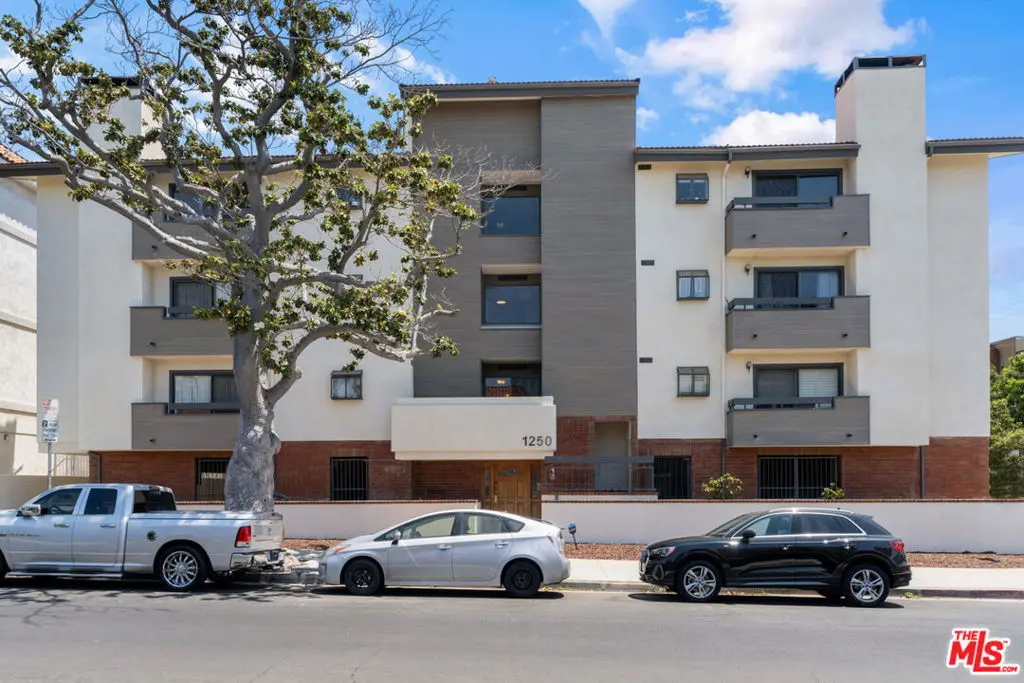 Residential Lease for rent at 1250 Amherst Avenue 201, Los Angeles, Los Angeles County, CA featuring 2 beds and 2 baths