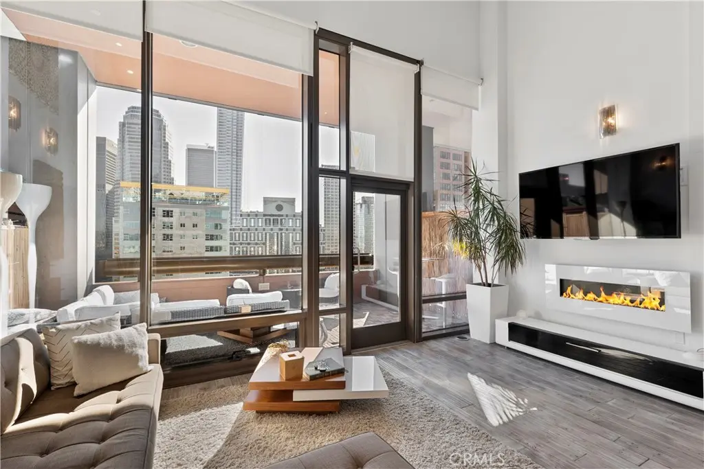Condominium for sale at 1100 Wilshire Boulevard 1707, Los Angeles, CA featuring 1 bed and 2 baths