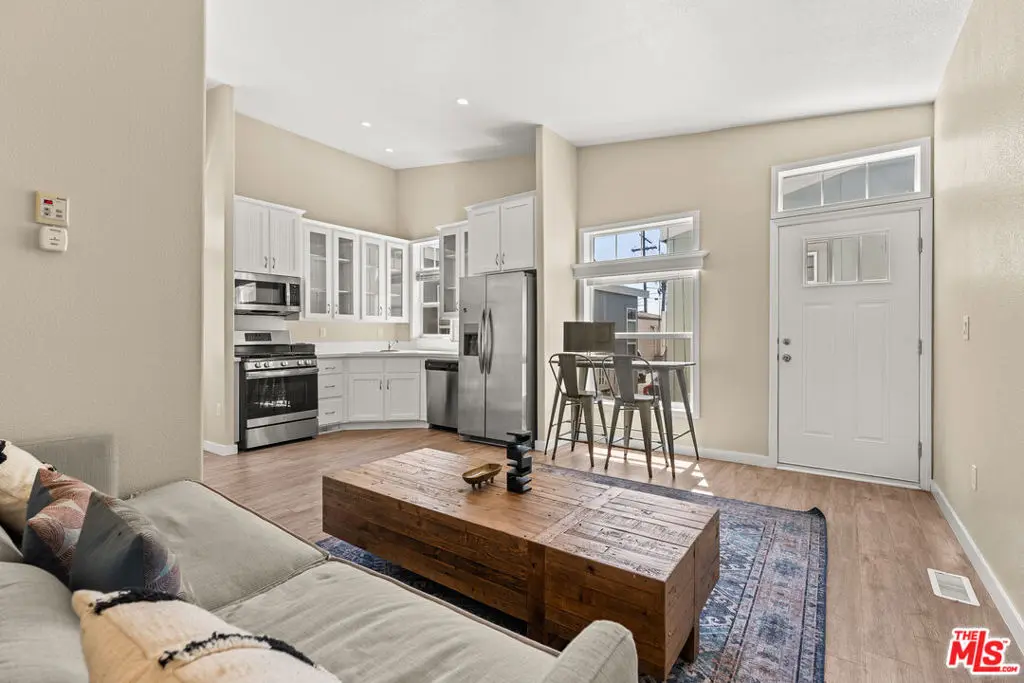 8250 Lankershim Boulevard 17, North Hollywood, CA — listing photo 1