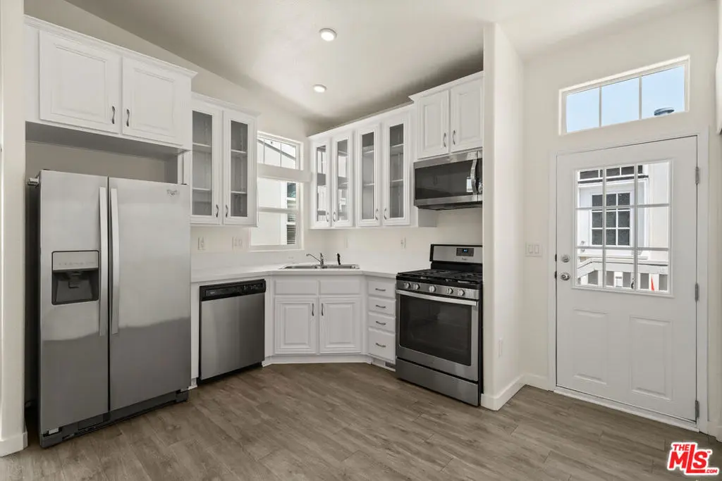 8250 Lankershim Boulevard 19, North Hollywood, CA — listing photo 1