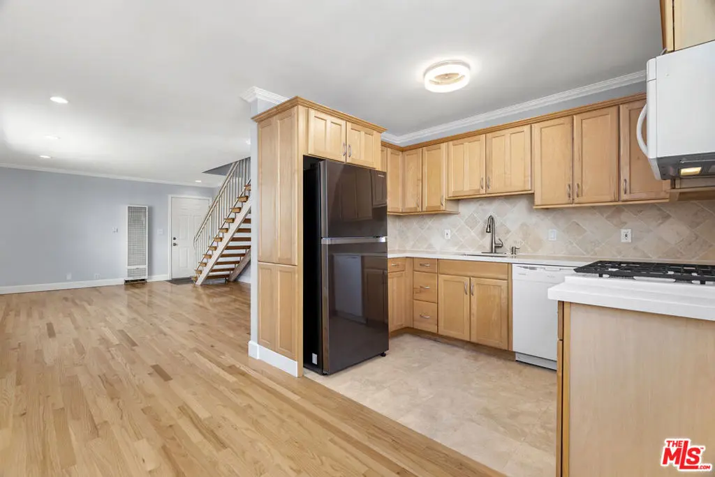 Residential Lease for rent at 2435 3rd Street 10, Santa Monica, Los Angeles County, CA featuring 2 beds and 2 baths