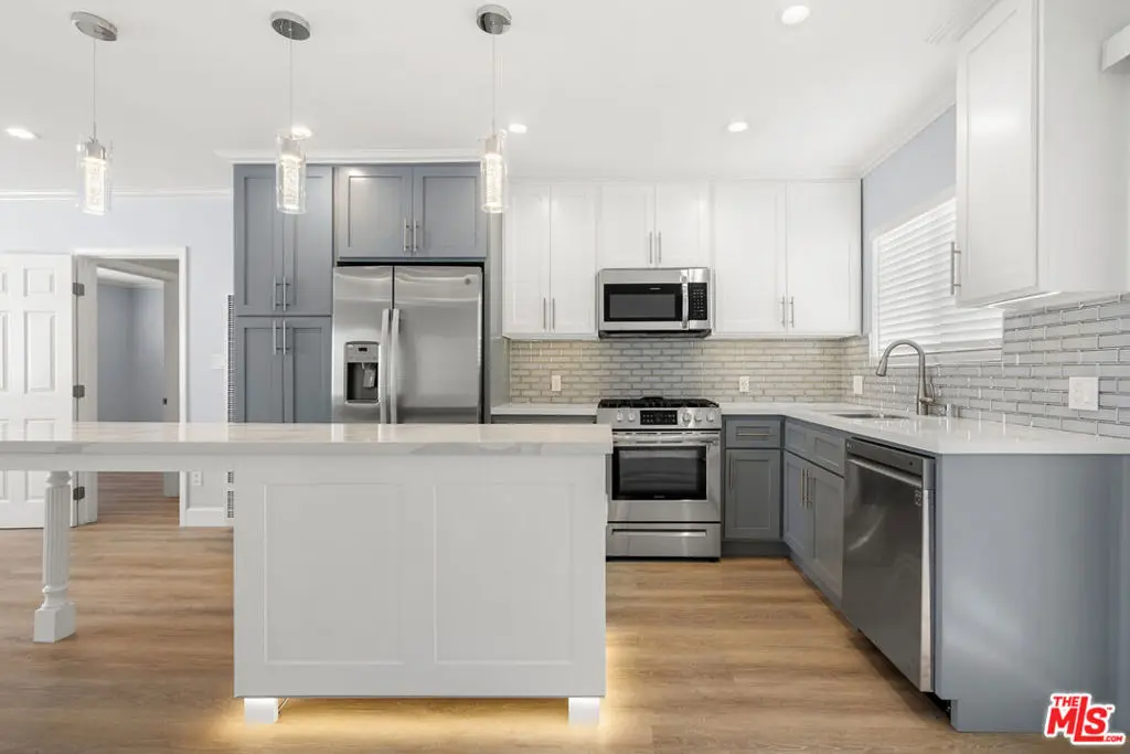 Residential Lease for rent at 2435 3rd Street 3, Santa Monica, Los Angeles County, CA featuring 2 beds and 2 baths