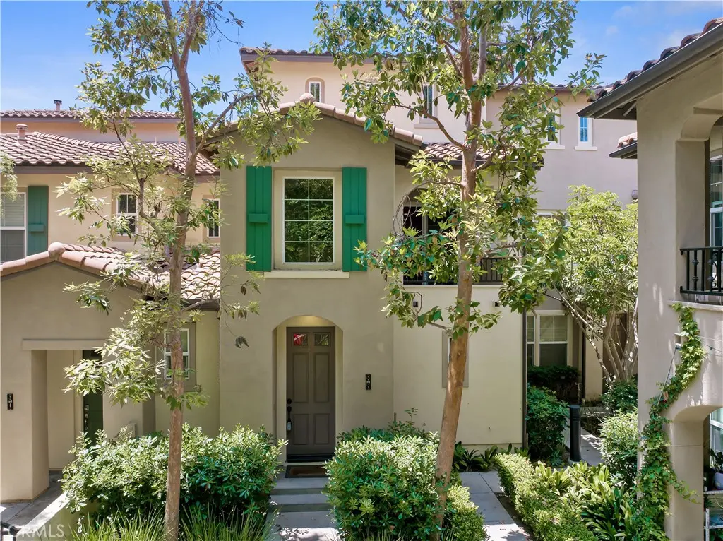 Townhouse for rent at 88 Dovetail, Irvine, CA featuring 2 beds and 2 baths