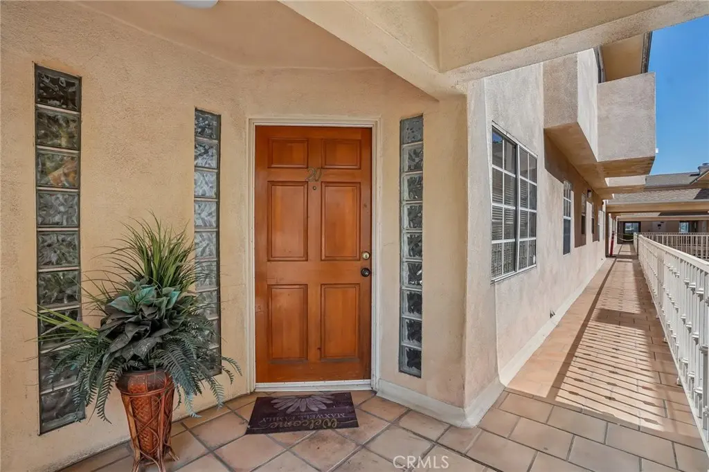 Condominium for sale at 321 W Queen Street 20, Inglewood, CA featuring 3 beds and 3 baths
