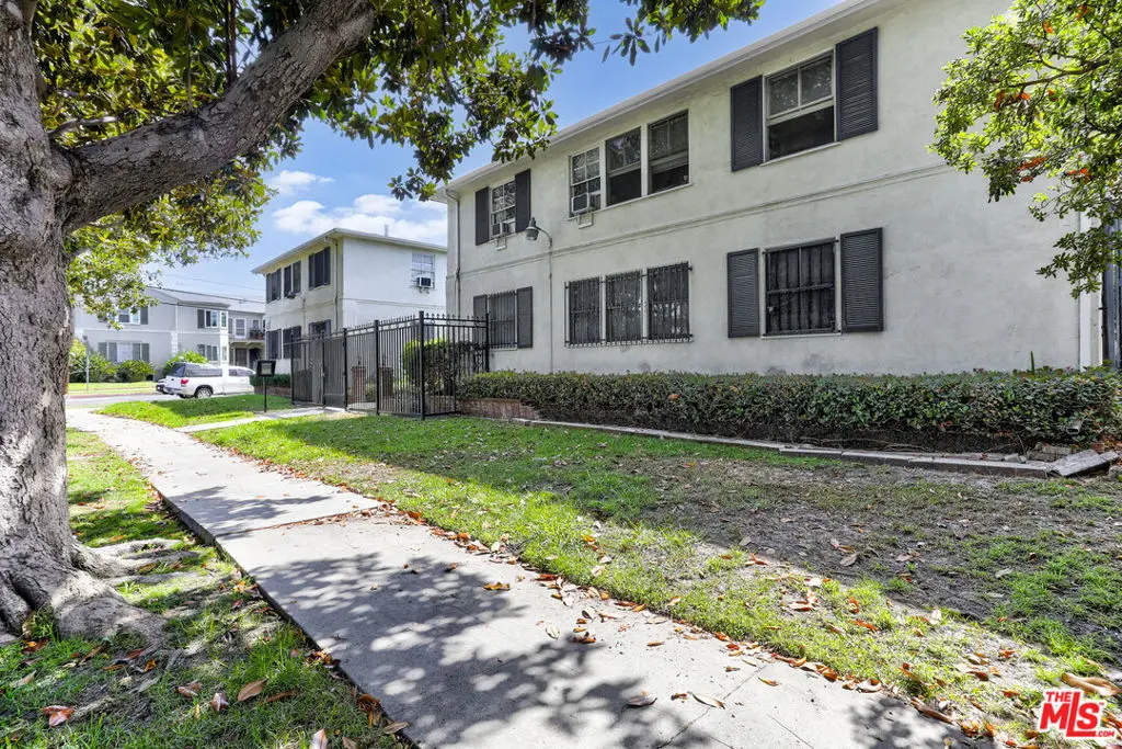 Residential Lease for rent at 1200 S Citrus Avenue 6, Los Angeles, Los Angeles County, CA featuring 1 bed and 1 bath