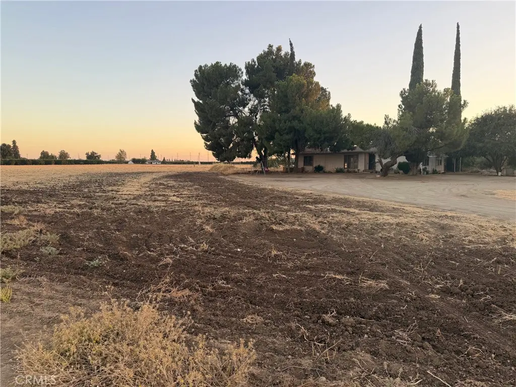 915 S Strathmore, Lindsay, CA — listing photo 1