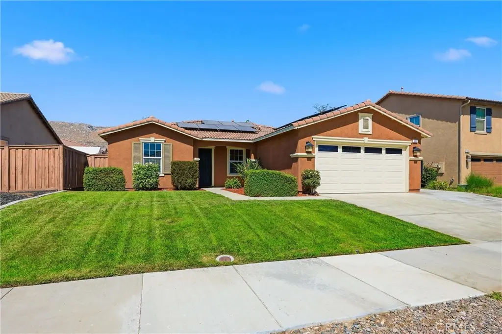Single Family Residence for sale at 690 Julian, San Jacinto, CA featuring 3 beds and 2 baths