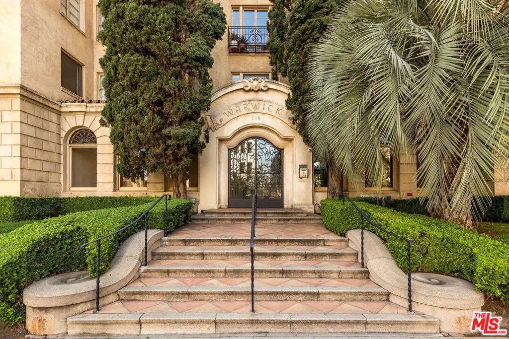 Condominium for sale at 109 N Sycamore Avenue 102, Los Angeles, CA featuring 1 bed and 1 bath