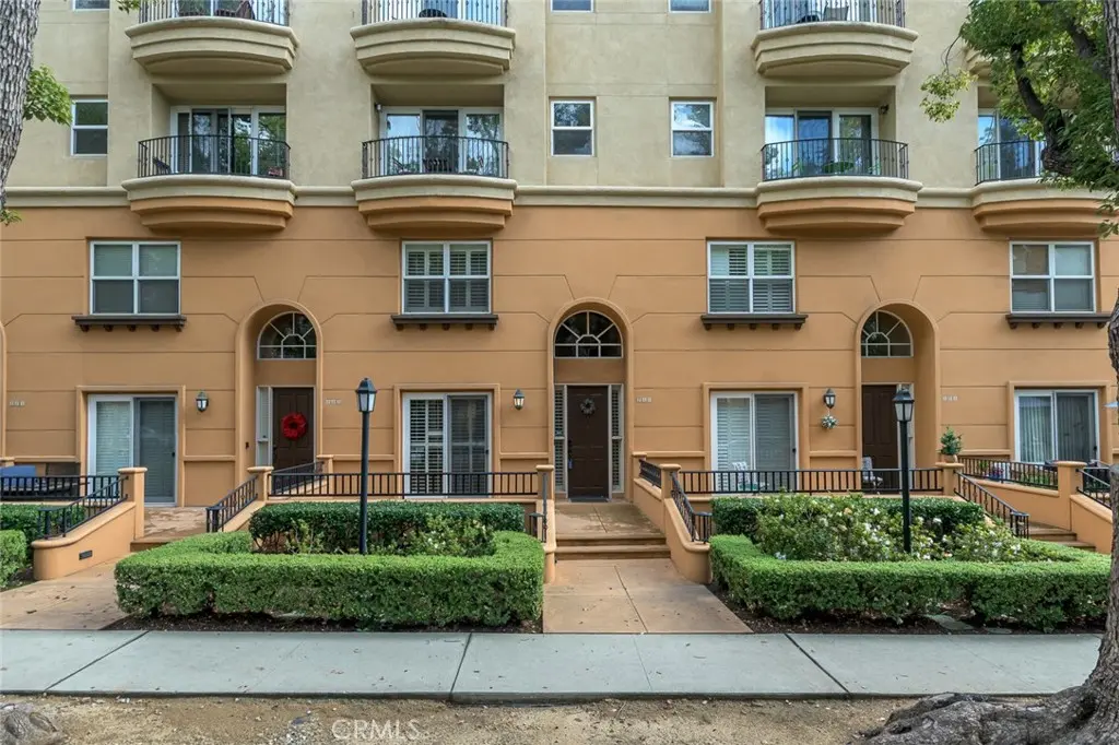 Condominium for rent at 280 N Madison, Pasadena, CA featuring 3 beds and 3 baths
