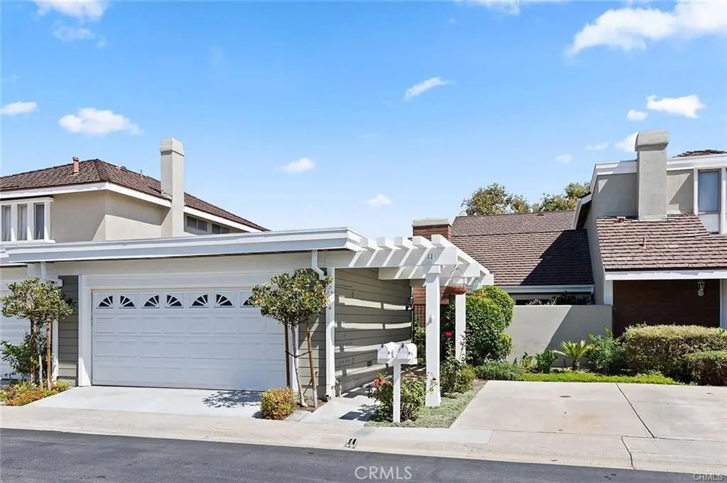 Residential Lease for rent at 11 Pebblewood, Irvine, Orange County, CA featuring 2 beds and 2 baths