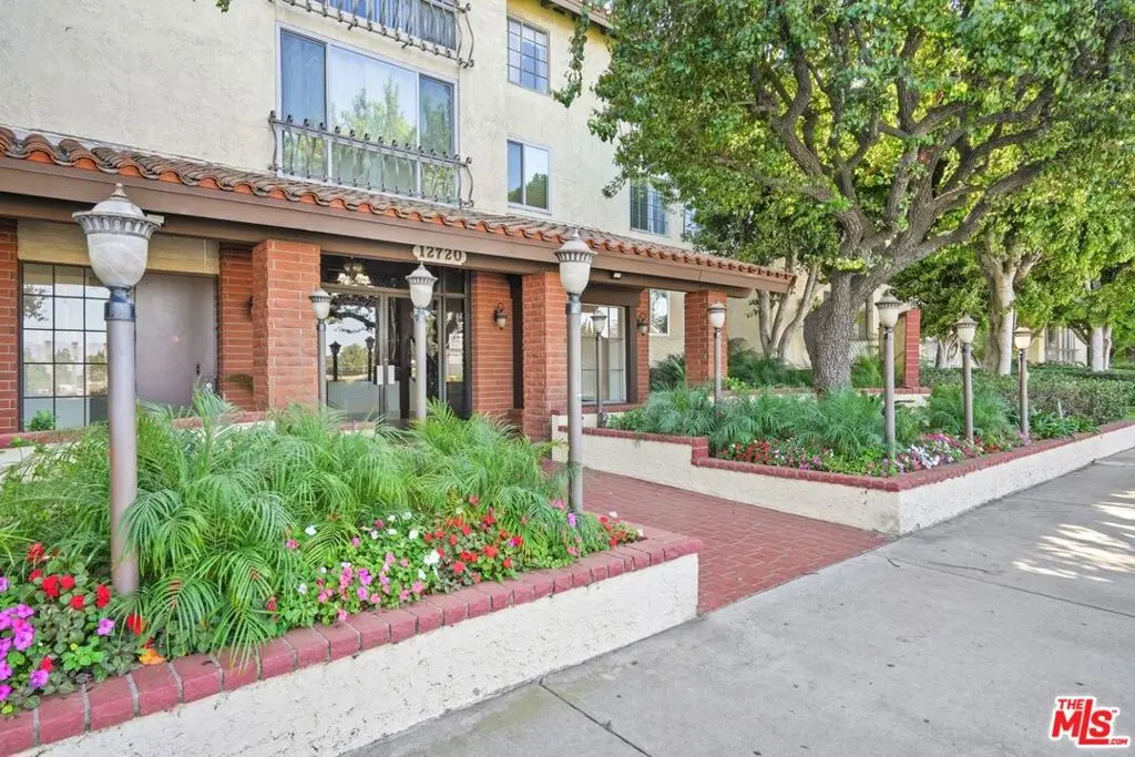 Residential Lease for rent at 12720 Burbank Boulevard 114, Los Angeles, Los Angeles County, CA featuring 2 beds and 2 baths