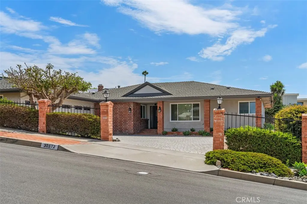Single Family Residence for rent at 32572 Sea Island, Dana Point, CA featuring 3 beds and 2 baths