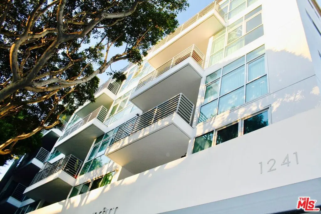 Residential Lease for rent at 1241 5TH Street 303, Santa Monica, Los Angeles County, CA featuring 2 beds and 2 baths