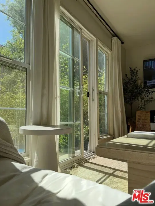 Residential Lease for rent at 137 S Crescent Drive 1, Beverly Hills, Los Angeles County, CA featuring 1 bed and 1 bath