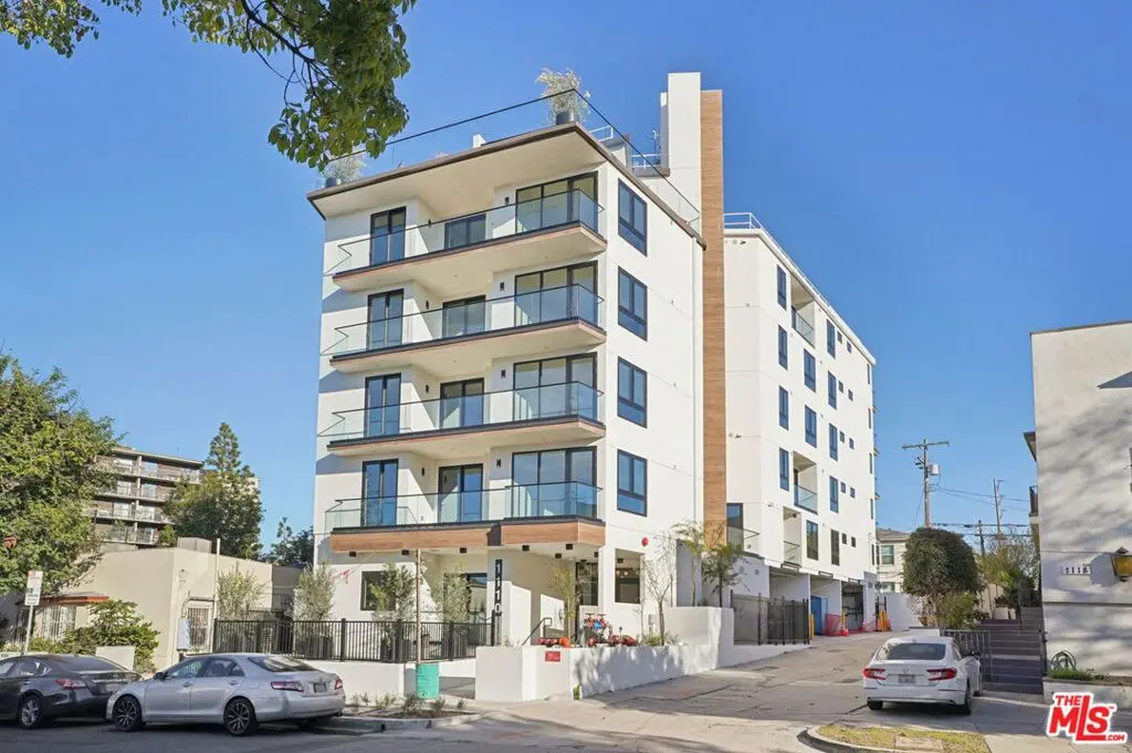 Residential Lease for rent at 1110 S Spaulding Avenue 303, Los Angeles, Los Angeles County, CA featuring 2 beds and 2 baths