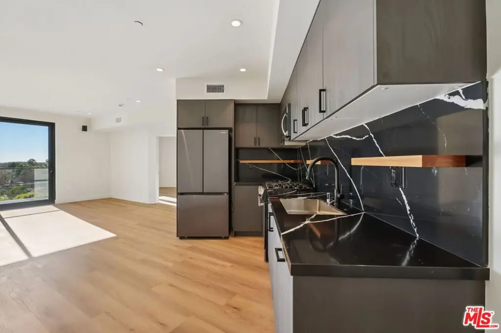 Residential Lease for rent at 1110 S Spaulding Avenue PH5, Los Angeles, Los Angeles County, CA featuring 3 beds and 3 baths