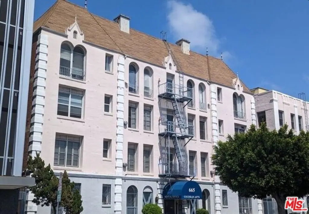 Residential Lease for rent at 665 S Cochran Avenue 100, Los Angeles, Los Angeles County, CA and 1 bath