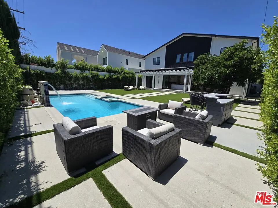 Residential Lease for rent at 5012 Enfield Avenue, Los Angeles, Los Angeles County, CA featuring 7 beds and 6 baths