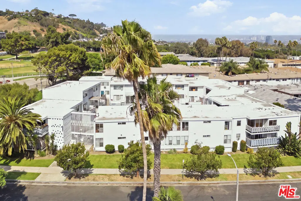 Stock Cooperative for sale at 4065 Ursula Avenue 6, Los Angeles, CA featuring 2 beds and 1 bath