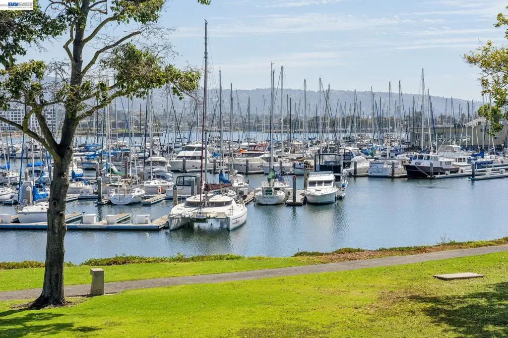 Condominium for sale at 48 Invincible Ct F19, Alameda, CA featuring 2 beds and 4 baths
