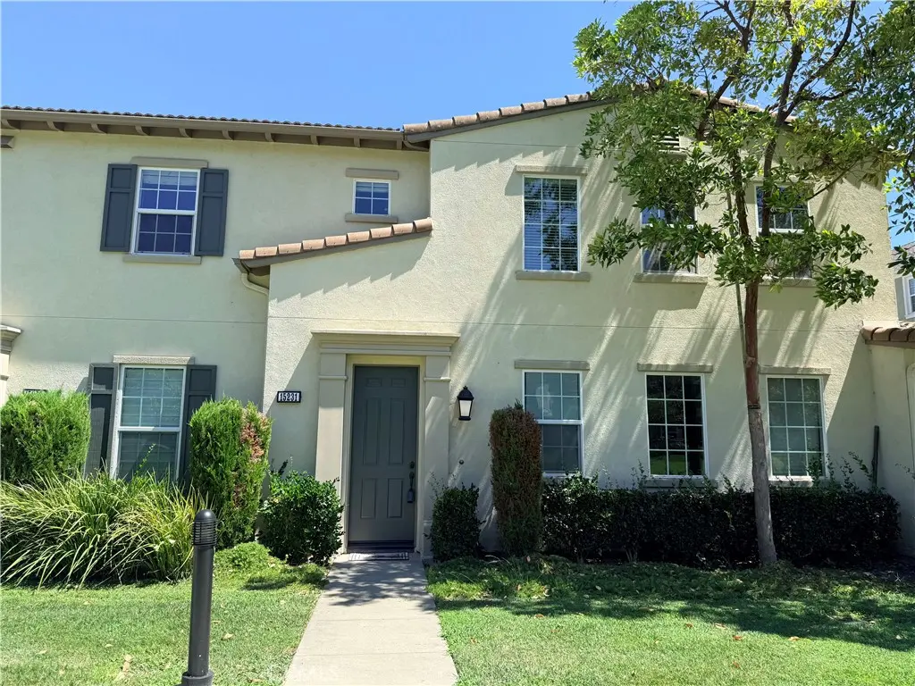 Townhouse for sale at 15231 Calverton, Tustin, CA featuring 1 bed and 2 baths