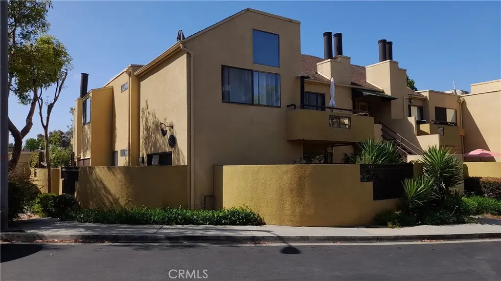 Condominium for rent at 25712 Le Parc 31, Lake Forest, CA featuring 2 beds and 2 baths
