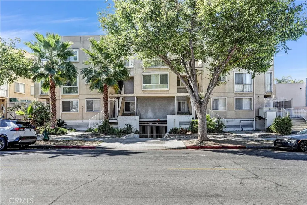 Condominium for sale at 116 W Maple 33, Glendale, CA featuring 2 beds and 3 baths