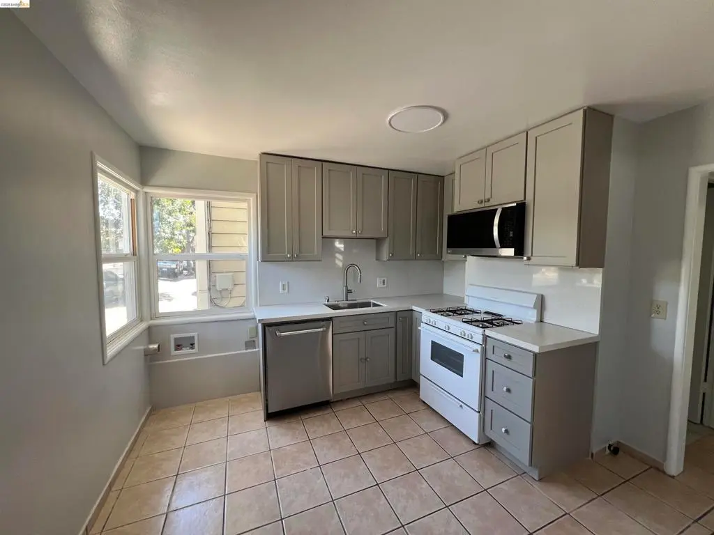 Residential Lease for rent at 6293 VALLEJO ST, Emeryville, CA featuring 2 beds and 1 bath