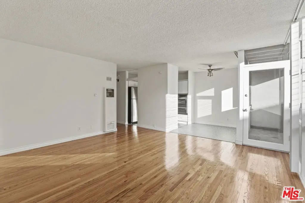 Residential Lease for rent at 11131 ROSE Avenue 11, Los Angeles, Los Angeles County, CA featuring 1 bed and 1 bath