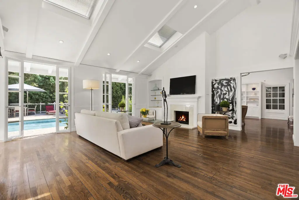 Residential Lease for rent at 2761 Hutton Drive, Beverly Hills, Los Angeles County, CA featuring 3 beds and 3 baths