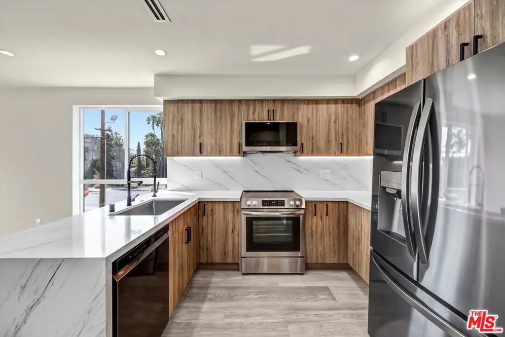 Residential Lease for rent at 1305 N Sycamore Avenue 1/2, Los Angeles, Los Angeles County, CA featuring 4 beds and 4 baths