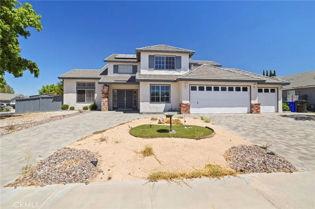 Single Family Residence for rent at 14710 Ponderosa Ranch, Victorville, CA featuring 5 beds and 3 baths