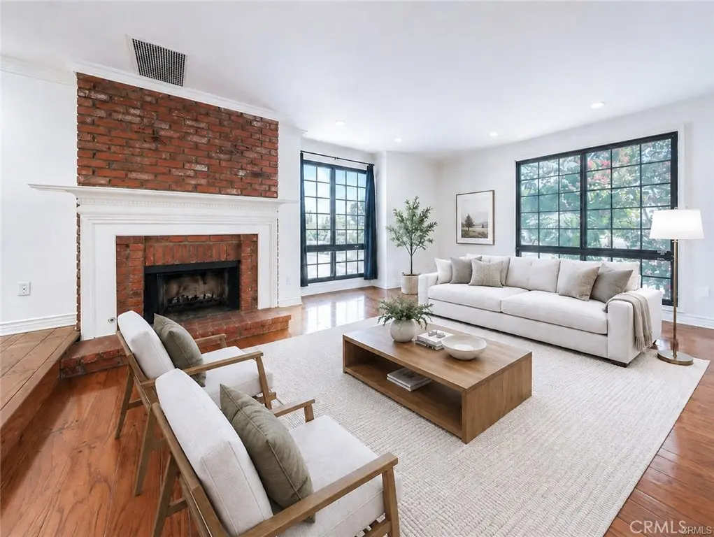 18100 Burbank 14, Tarzana, CA — listing photo 1