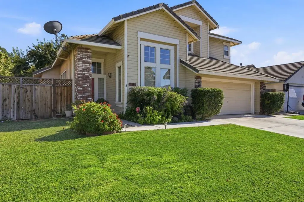 725 Everest Street, Los Banos, CA — listing photo 1