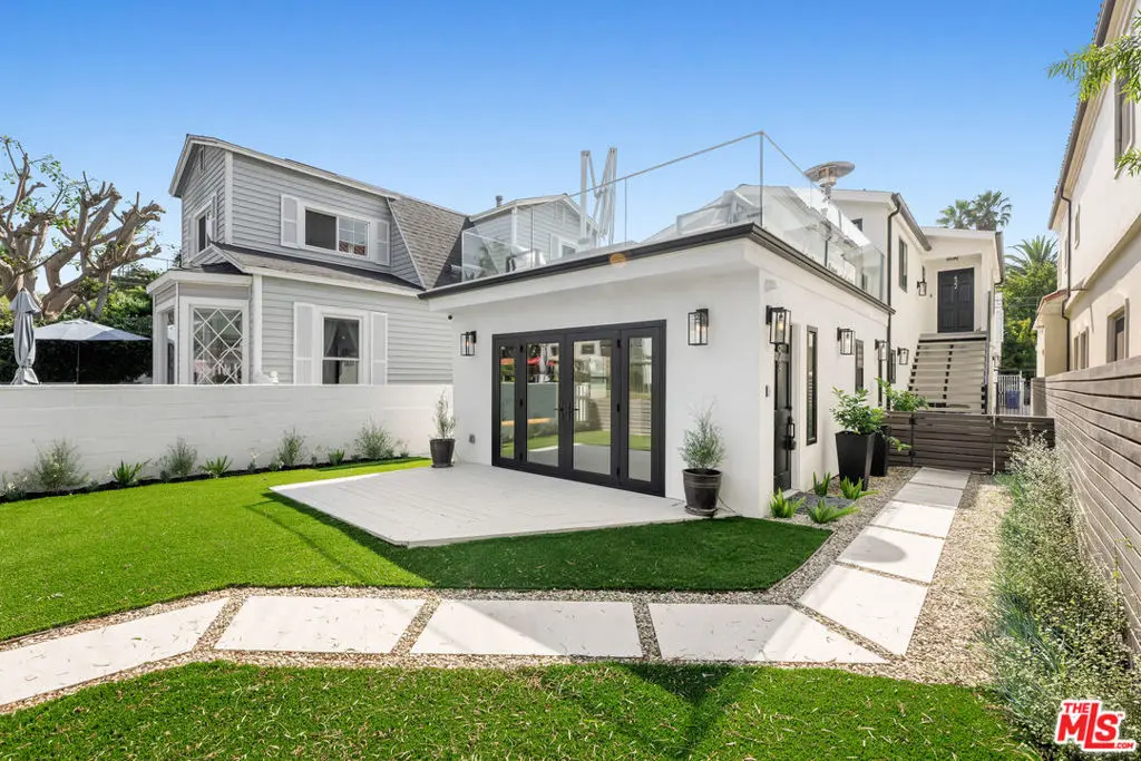 Residential Lease for rent at , Venice, Los Angeles County, CA featuring 2 beds and 1 bath