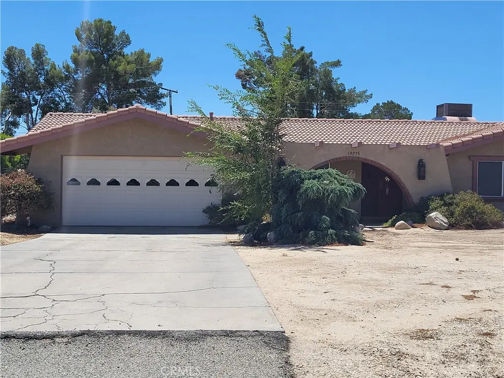 Single Family Residence for sale at 19235 Tonkawan, Apple Valley, CA featuring 3 beds and 3 baths