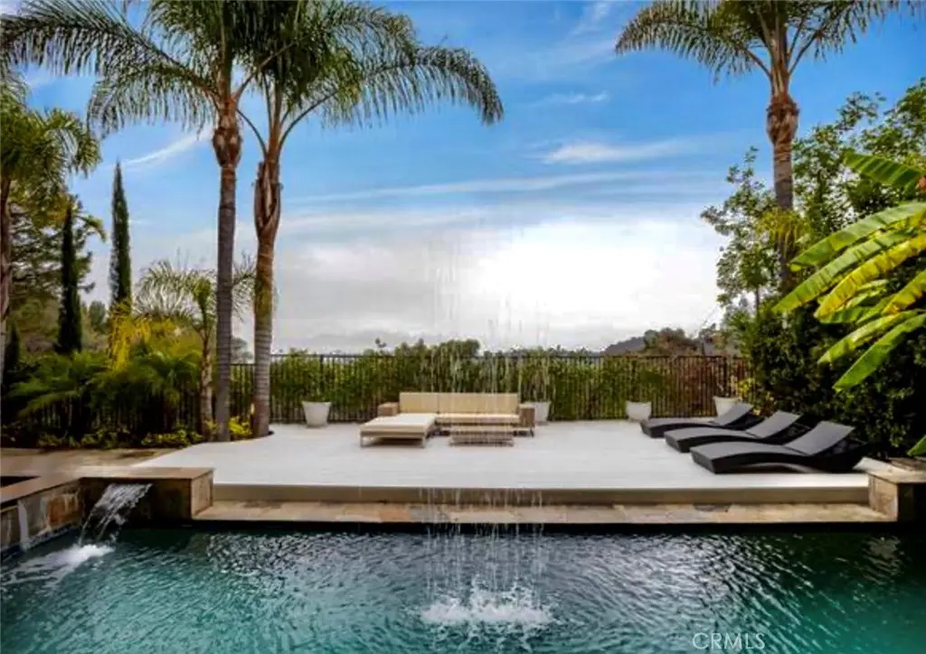 Single Family Residence for rent at 7218 Mulholland, Los Angeles, CA featuring 6 beds and 10 baths