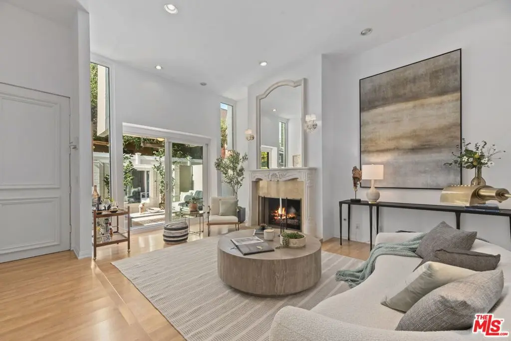 Residential Lease for rent at 9501 W Olympic Boulevard, Beverly Hills, Los Angeles County, CA featuring 3 beds and 3 baths