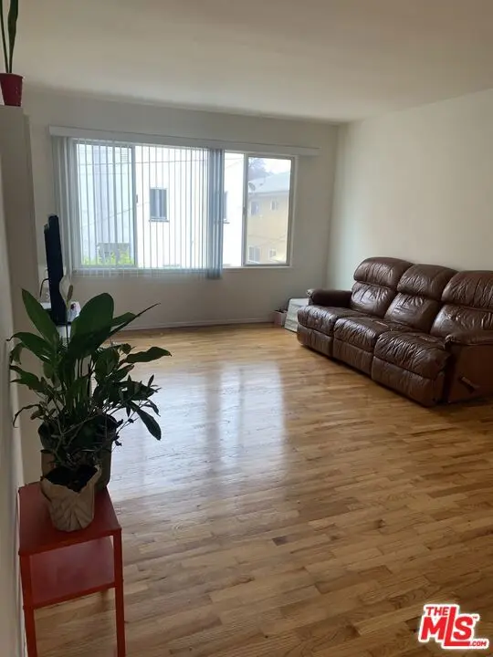 Residential Lease for rent at 1470 S Sherbourne Drive 6, Los Angeles, Los Angeles County, CA featuring 2 beds and 1 bath