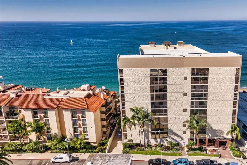 Residential Lease for rent at 535 Esplanade 111, Redondo Beach, Los Angeles County, CA featuring 1 bed and 2 baths