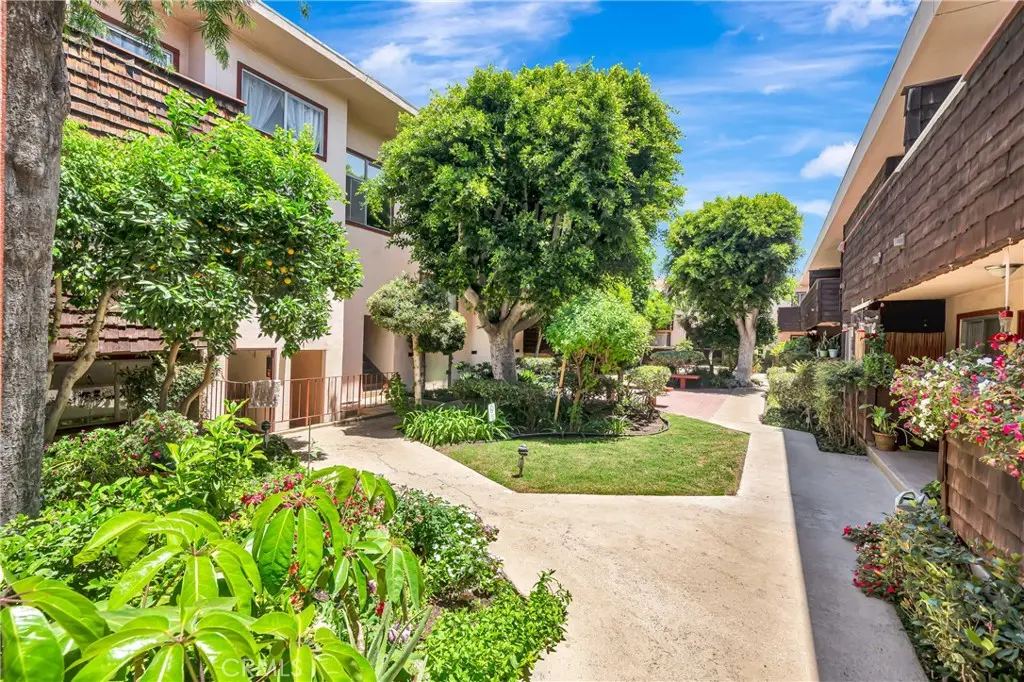 5349 Newcastle 56, Encino, CA — listing photo 1