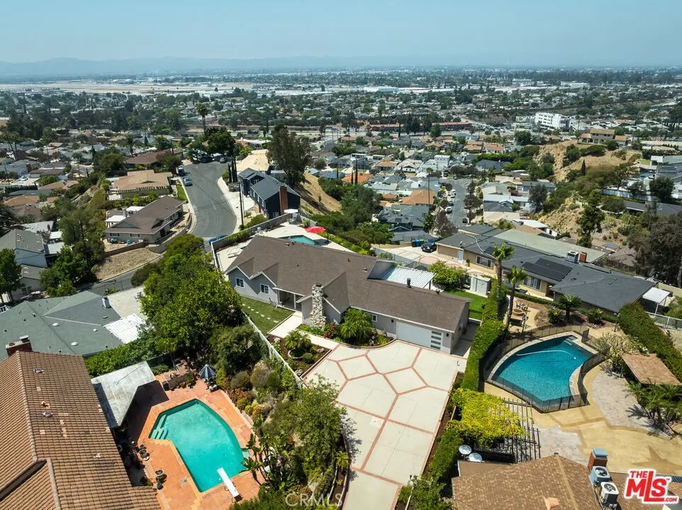 Residential Lease for rent at 8471 Vine Valley, Los Angeles, Los Angeles County, CA featuring 3 beds and 3 baths