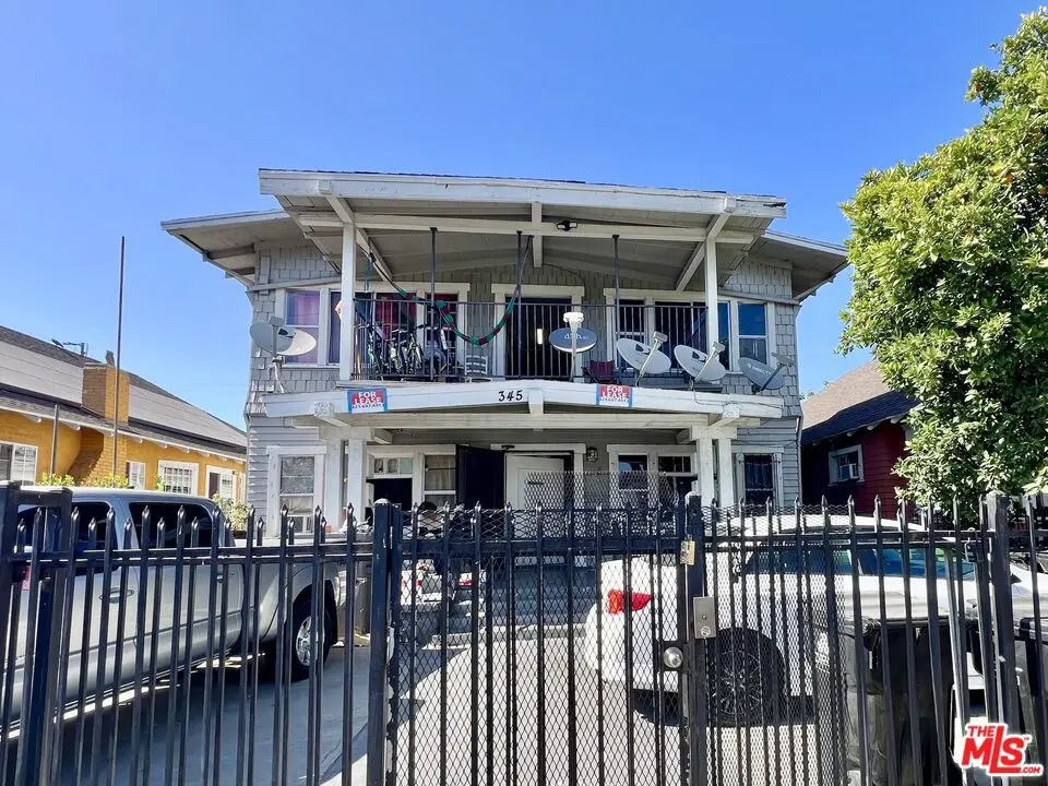 Apartment for rent at 345 W 45th Street 7, Los Angeles, CA featuring 1 bed and 1 bath