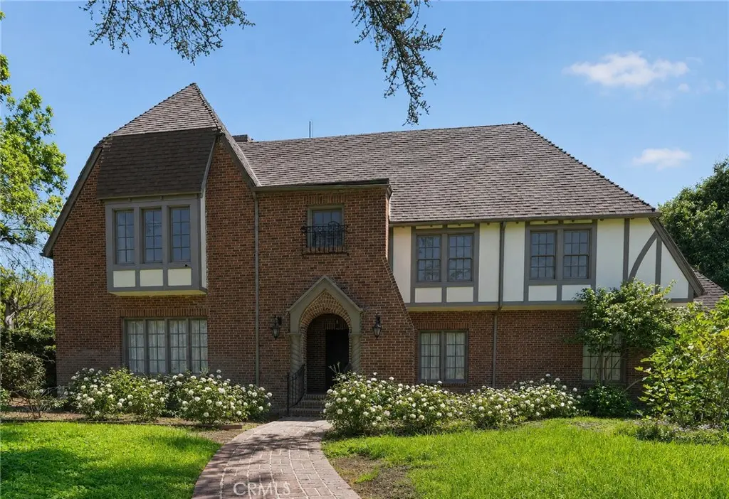 Single Family Residence for sale at 126 N Rossmore, Los Angeles, CA featuring 5 beds and 4 baths