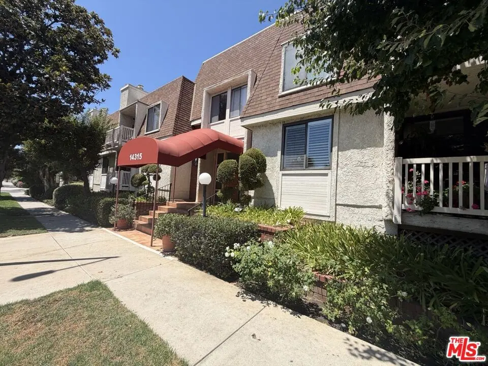 Residential Lease for rent at 14315 Riverside Drive 210, Los Angeles, Los Angeles County, CA featuring 2 beds and 2 baths