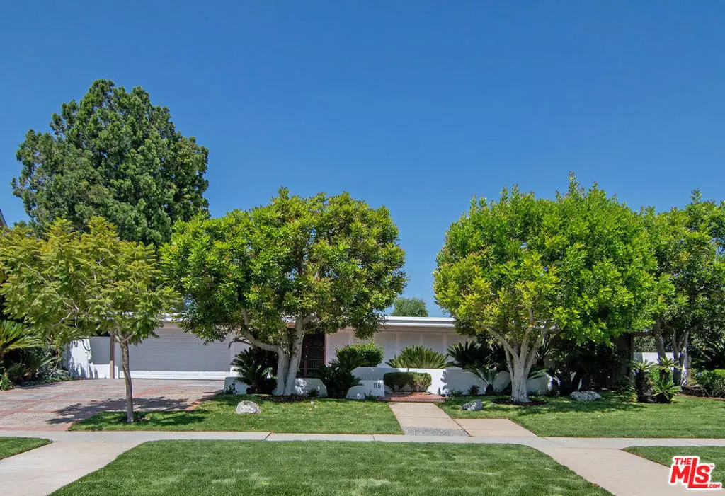 Residential Lease for rent at 115 S June Street, Los Angeles, Los Angeles County, CA featuring 5 beds and 5 baths