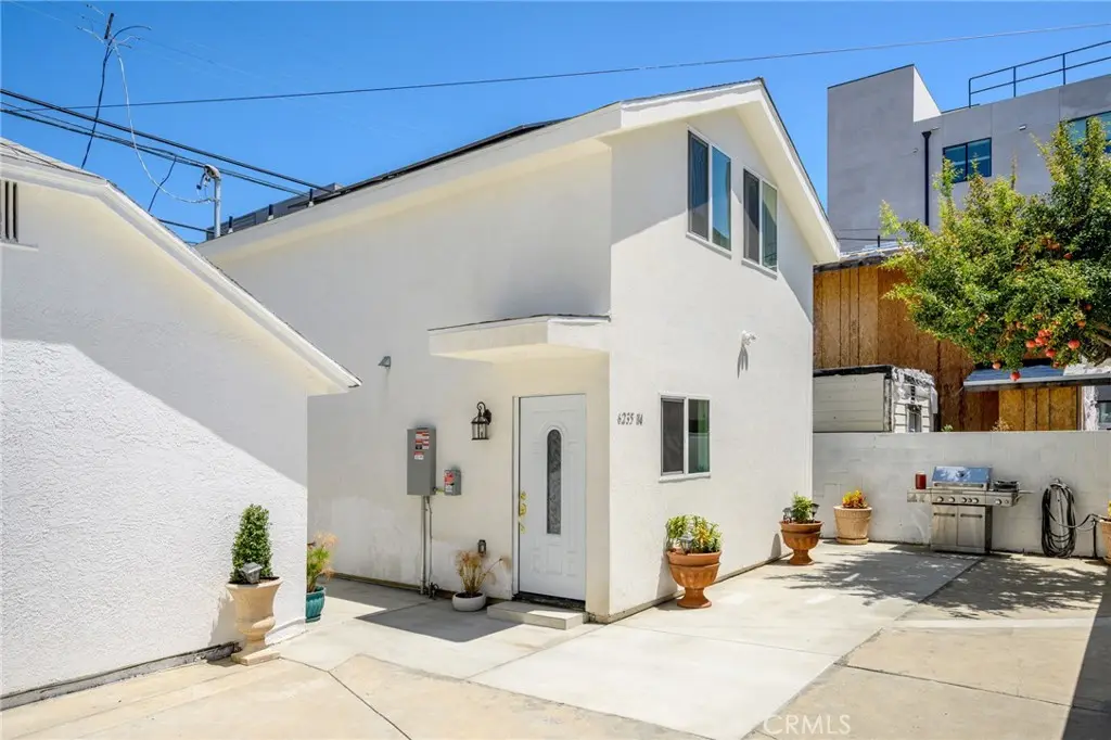 Residential Lease for rent at 6235 Banner Avenue 1/4, Los Angeles, Los Angeles County, CA featuring 2 beds and 2 baths